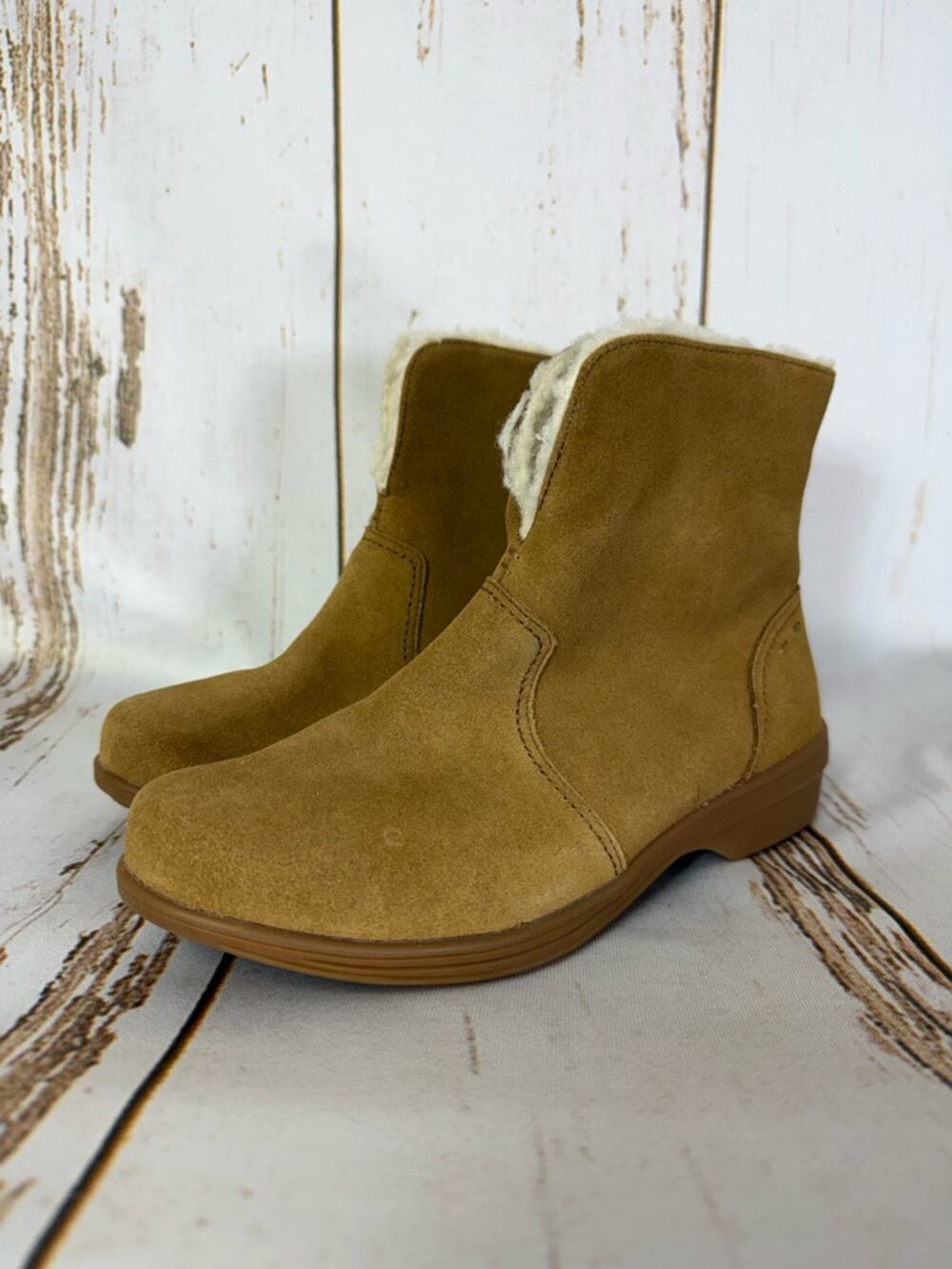 Spenco, Suede Faux-Fur Lined Ankle Booties in Tan. Size 7. Excellent condition!